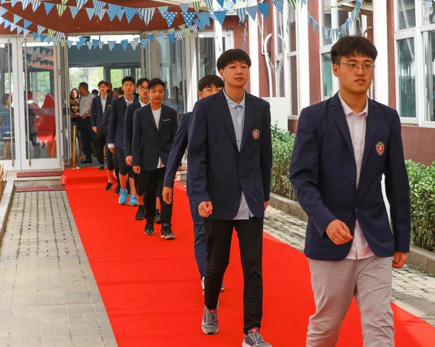 力邁中美國際學(xué)校國際高中畢業(yè)典禮
