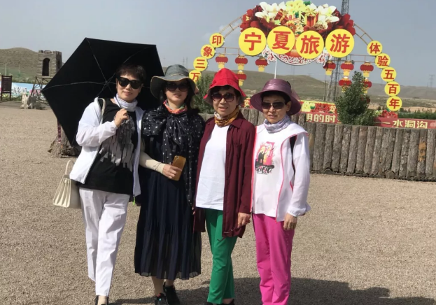 力邁中美國際學(xué)?？傂Ｈw教職工：走進(jìn)大美寧夏.參觀了水洞溝遺址