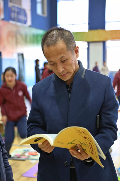 力邁中美國際學(xué)?？傂跳蚤小書市，愛心大義賣活動