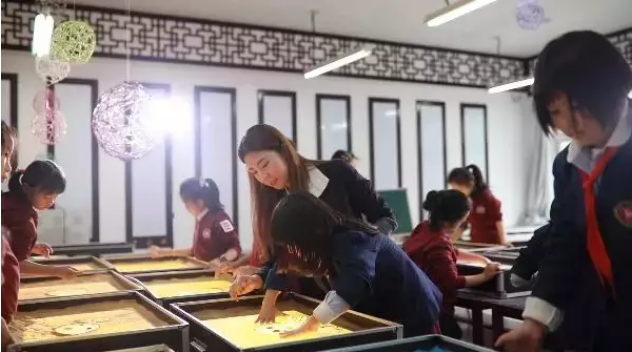 力邁中美國際學(xué)校沙畫課，手繪孩子的藝術(shù)夢想