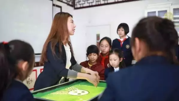 力邁中美國際學(xué)校沙畫課，手繪孩子的藝術(shù)夢想