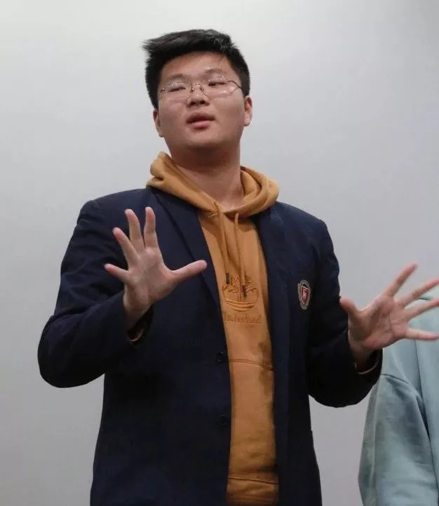 中國(guó)孩子最缺的“表達(dá)教育”，怎么就成了藤?！扒瞄T(mén)磚”