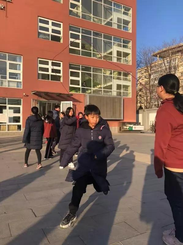 學(xué)得快樂，玩得開心/力邁中美國際學(xué)校課間操之跳繩比賽(圖1)
