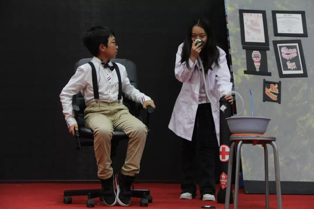 力邁中美國際學(xué)?？ㄎ奶貞騽≈癓ittle Shop Horrors”(圖29)