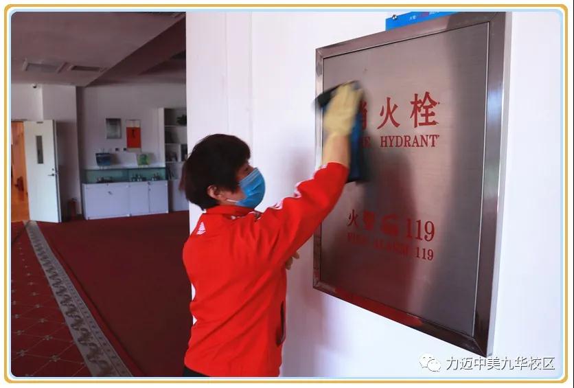 不凡四月人依舊，北歸大雁似曾識(shí)。| 力邁校園墨香滿(mǎn)，春暖花開(kāi)待君歸。(圖35)