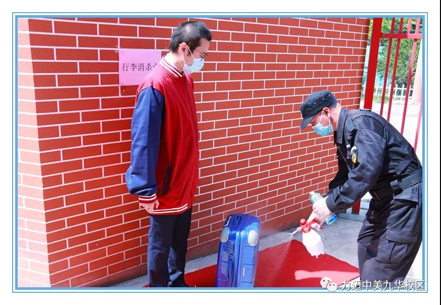 不凡四月人依舊，北歸大雁似曾識(shí)。| 力邁校園墨香滿(mǎn)，春暖花開(kāi)待君歸。(圖15)