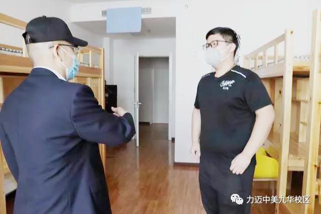 青陽(yáng)始至，桃李月及|伴萬(wàn)丈春暉，迎莘莘學(xué)子。(圖14)