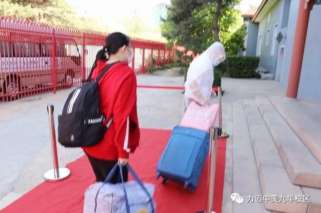青陽(yáng)始至，桃李月及|伴萬(wàn)丈春暉，迎莘莘學(xué)子。(圖10)