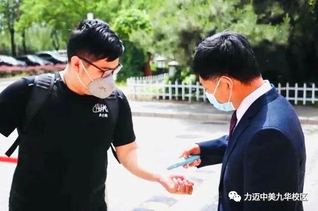 青陽(yáng)始至，桃李月及|伴萬(wàn)丈春暉，迎莘莘學(xué)子。(圖5)