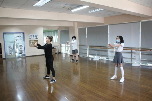 夏蟲啾啾，與子和鳴。童語幺幺，其樂盈盈/力邁中美學(xué)校四五年級學(xué)生返校剪影(圖11)
