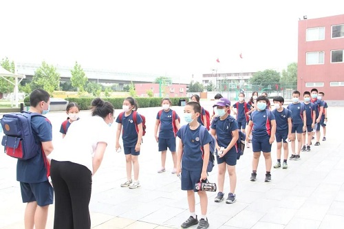 夏蟲啾啾，與子和鳴。童語幺幺，其樂盈盈/力邁中美學(xué)校四五年級學(xué)生返校剪影(圖32)