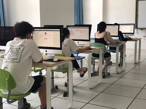 100余人參加面試 現(xiàn)場報名火熱!(圖8)