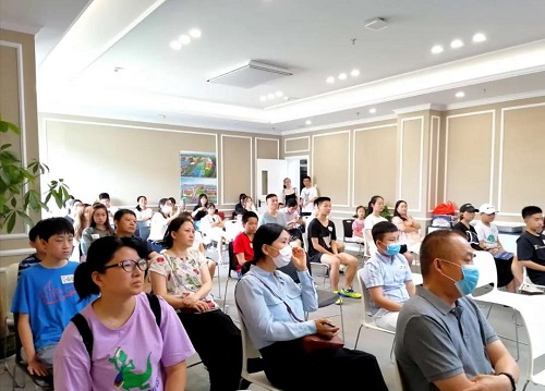 100余人參加面試 現(xiàn)場報名火熱!(圖6)