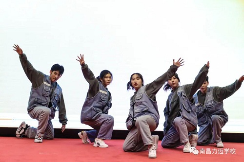 南昌力邁（國際）學(xué)校迎新春藝術(shù)匯演暨首屆美術(shù)作品慈善拍賣會(圖21)