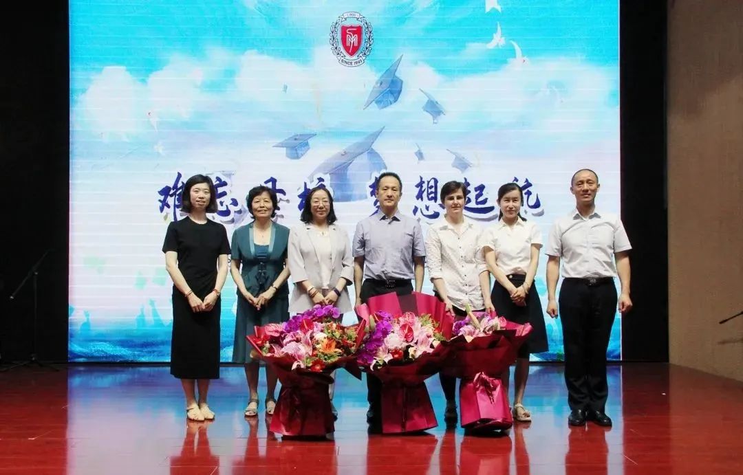 力邁校領導和中外教師
