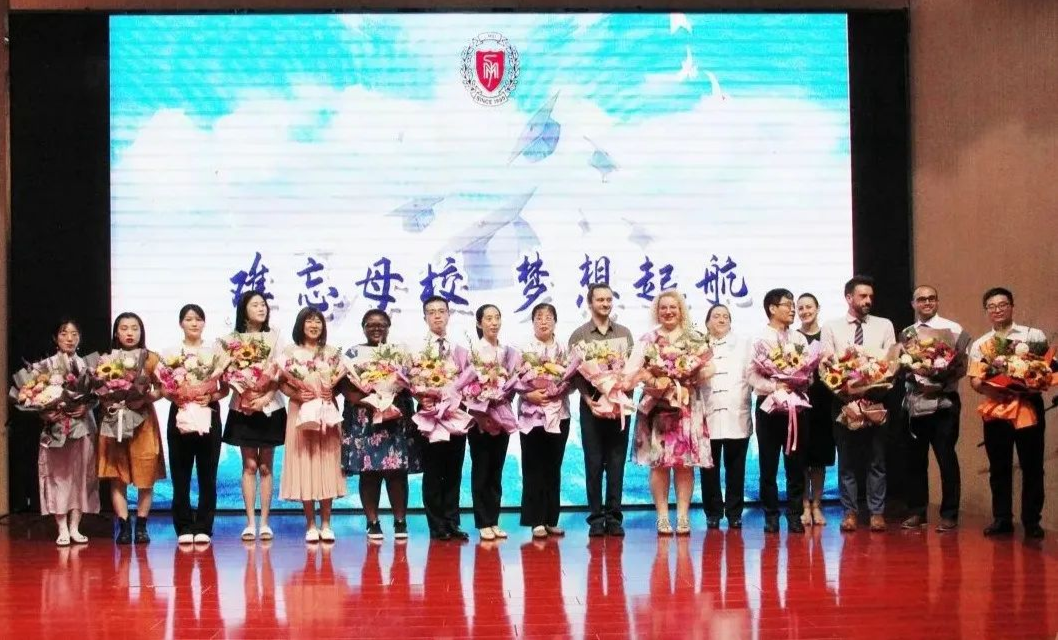 力邁校領導和中外教師