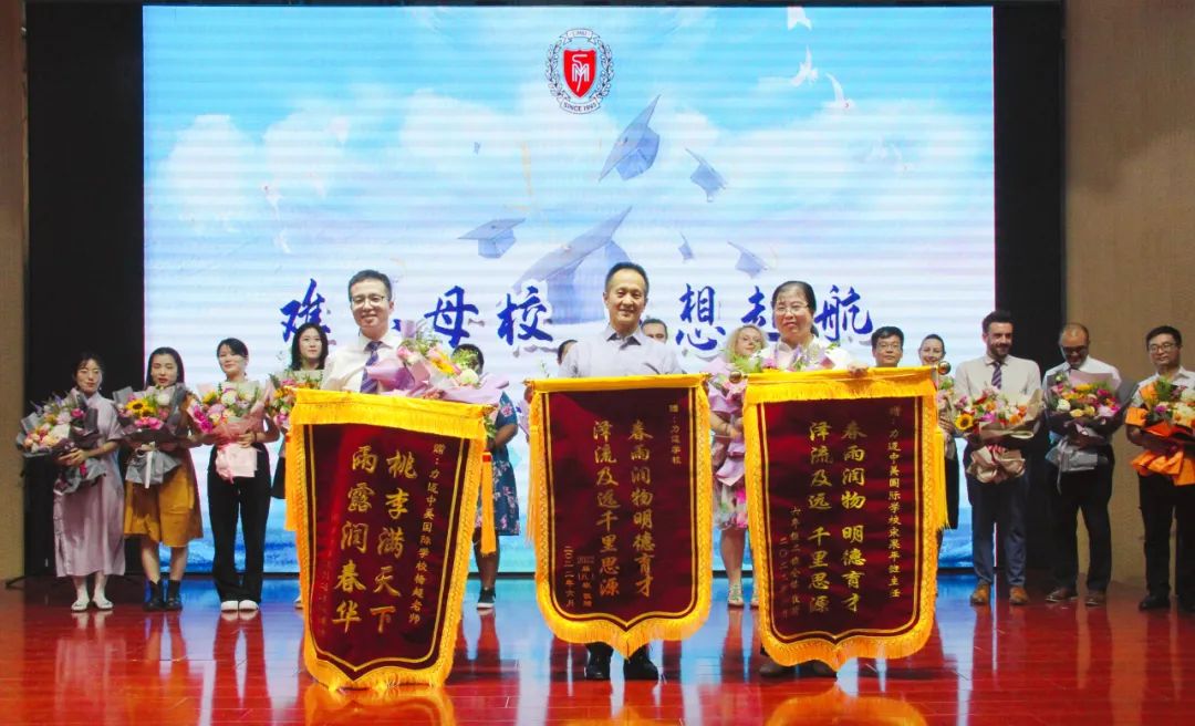 力邁校領導和中外教師