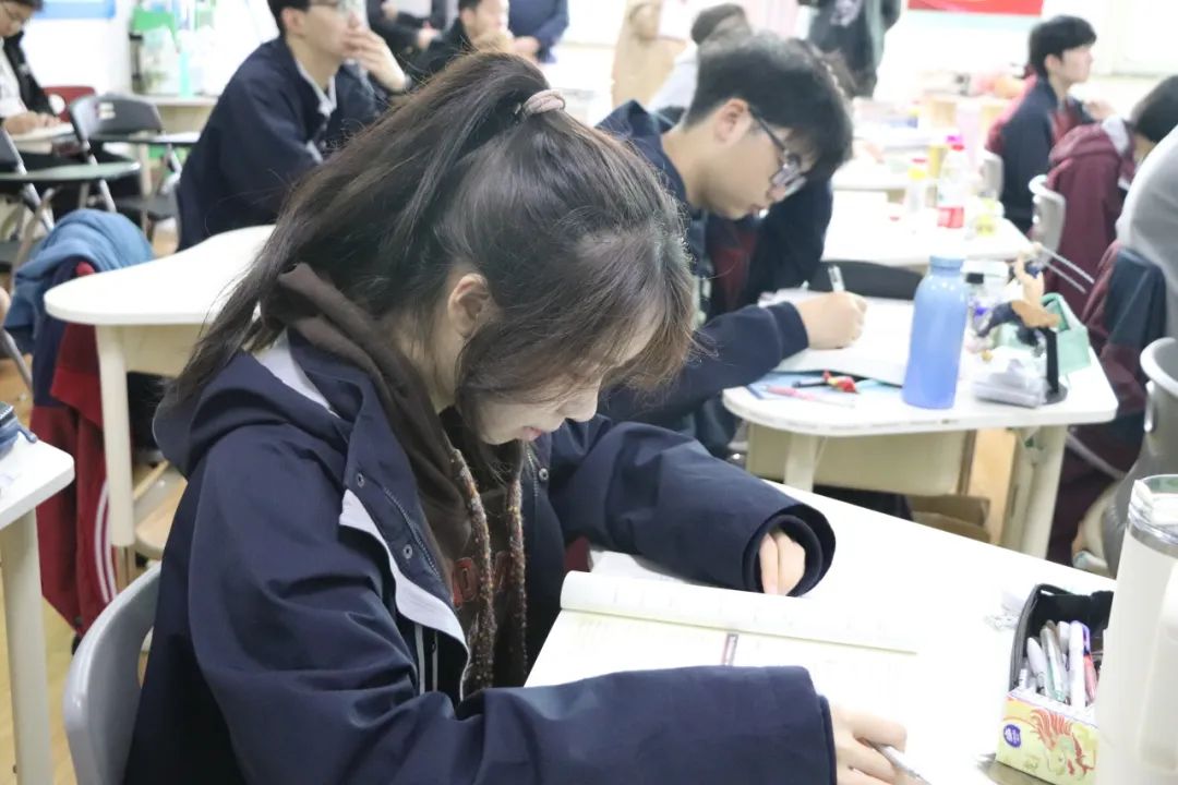 力邁學(xué)子 沖擊港前三，揭秘香港名校錄取分?jǐn)?shù)線漲落趨勢(shì)起伏(圖20)